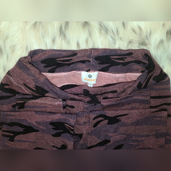 Sundry camo boyfriend hoodie and yoga pants set.  Top size 0 bottom size 1 - Picture 4 of 10